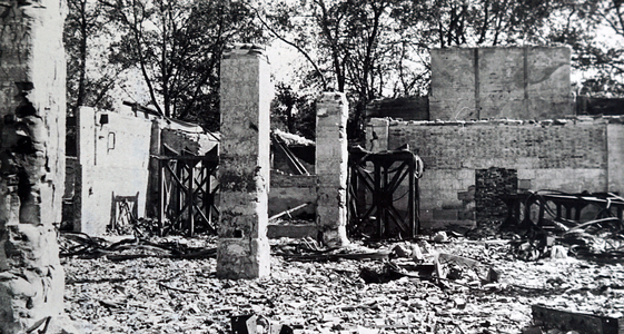 Vue d'une rue de la banlieue de Paris, detruite durant les combats de la liberation, ete 1944 - Photograph showing the destruction on the outskirts of Paris, during the liberation of France from German occupation in the summer of 1944.