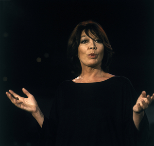La Grande Dame des Chansons: JULIETTE GRECO Portrait: 1980 .