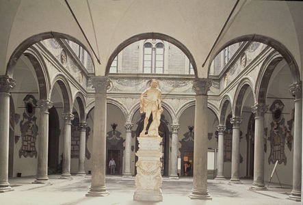Interior of the sculpture court (photo)