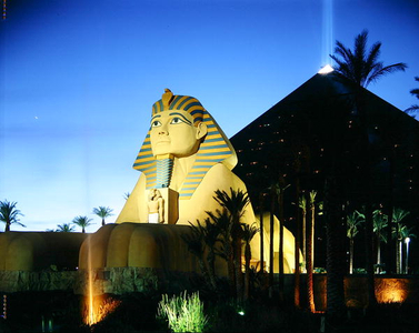 The Sphinx and Pyramid at night, completed 1993 (photo)