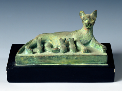 Cat with its kittens (bronze)