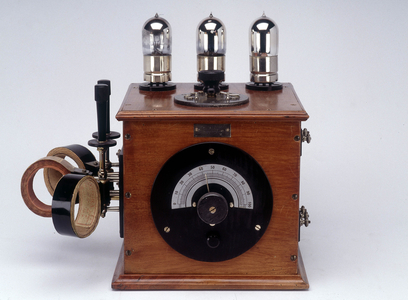 T.S.F.: Receiver with external lamps.