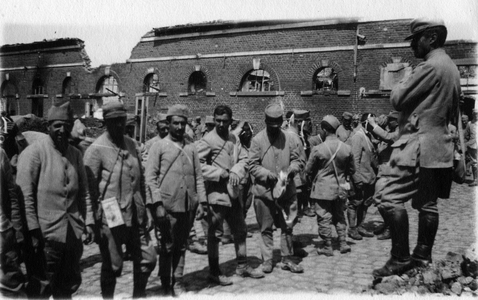First World War (1914-1918): review of the masks (gas mask) of soldiers in Seraucourt-le-Grand (Aisne) on 25/05/1917