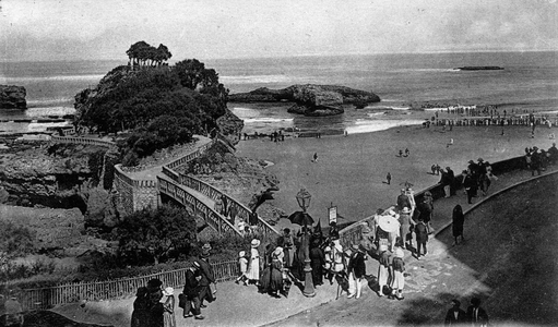 Biarritz (Pyrennees Atlantique) (64) in 1900: a corner of the beach and the Basta.