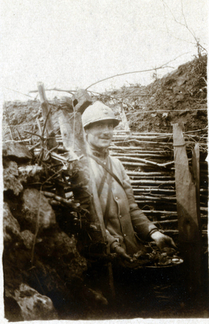 First World War (1914-1918): a soldier with his soup in a trench in September 1916 (Oise or Somme)