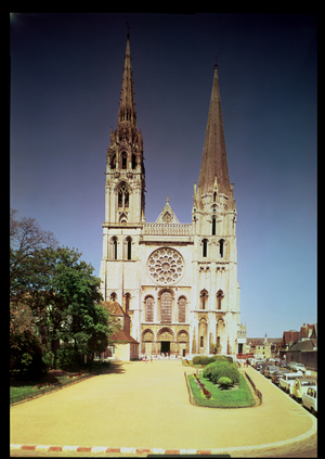 View of the west facade (photo)