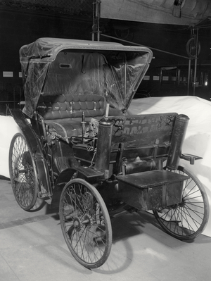 De Dion automobile, 1900 (b/w photo)
