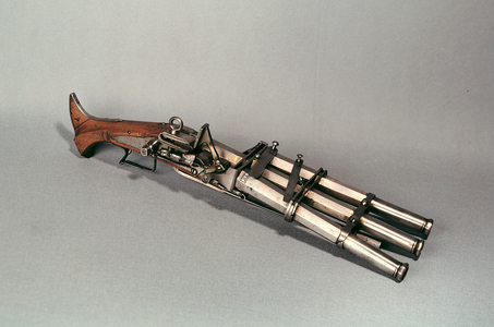 Triple-barrelled pistol (wood & metal)