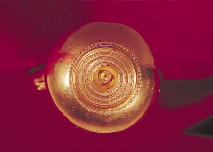 End ball of a diadem, from the Tomb of a Princess of Vix (gold)