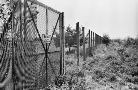 Dismantling the wall, 1992 (photo)