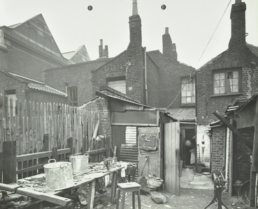 Princes Road: slum housing, 1914 (b/w photo)