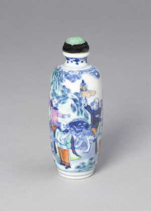 Snuff bottle with eight foreign figures bearing tribute, Qing dynasty (1644-1911), Xianfeng reign mark and period (1851-1861) (porcelain painted in underglaze cobalt blue and overglaze enamels)