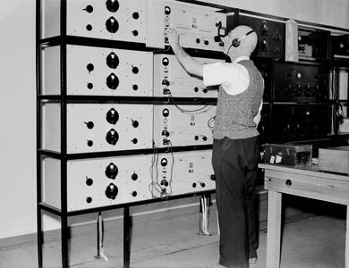 Ski 19470131 Norway creates a telephone connection with the United States: Here from the Telephone Administration's skiing station on skis ..., 1947 (photo)
