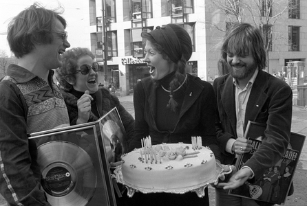 Oslo 19800318 The Vice group Ballade gets a silver plate for the LP "Ballade! Live!" …, 1980 (photo)