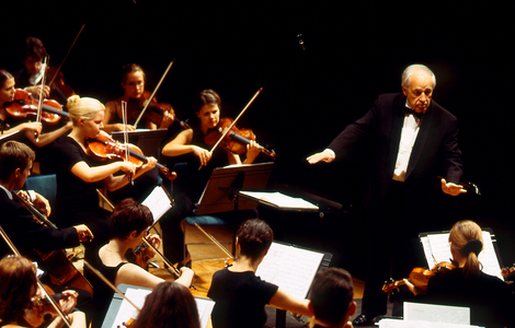 Pierre Boulez conducting the Gustav Mahler Youth Orchestra, Paris, 2000 (photo)