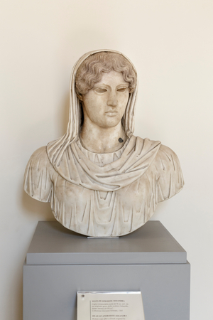Head of Aphrodite Sosandra, after a greek original by Kalamis from around 470 bc (marble)