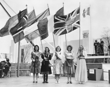 Girls from five nations at the opening ceremony of the World Exhibition in New York, 1940 (b/w photo)