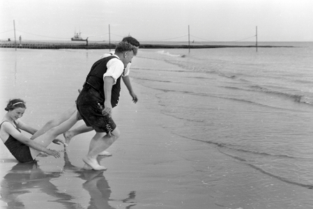 Summer holidays on the North Sea Island Borkum, Germany 1930s (b/w photo)