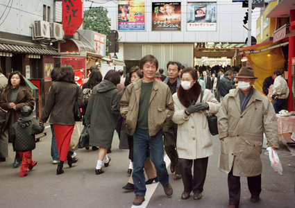 Passers-by wearing mouth guards, Tokyo 1999 (photo)