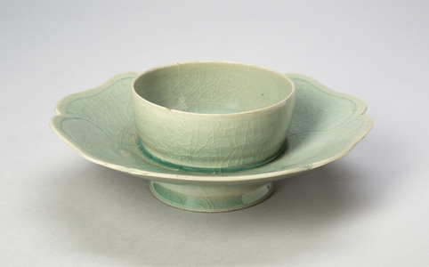 Cup Stand with Lobed Rim, Goryeo dynasty (918-1392), 12th century (stoneware with celadon glaze & underglaze carved decoration)