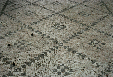 A network of streets, parallel and at right angles, cut through the insulae on which houses were built