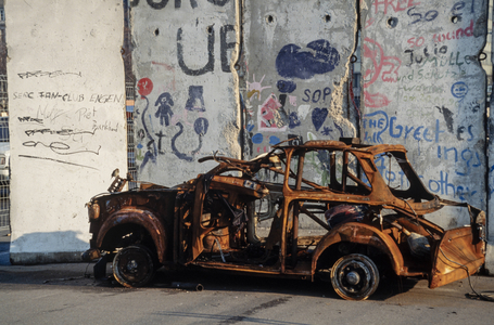 Scrapped Trabi at the Berlin Wall, 1991 (photo)