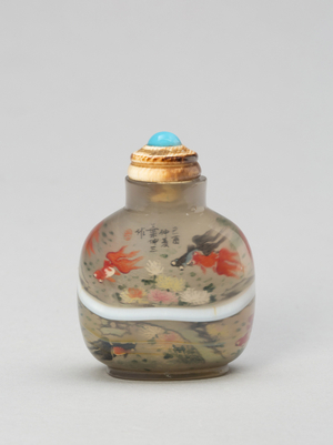 Snuff bottle with bug-eyed long-tailed fish and fronds, Qing dynasty (1644-1911), dated 1909 (banded agate with inside-painted decoration)