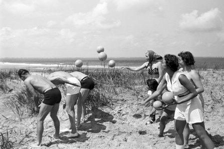 Vacations on Norderney, Germany 1930s (b/w photo)
