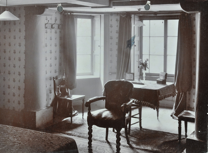 Crewe House, 15 Curzon Street, Westminster LB: stewards room, 1908 (b/w photo)