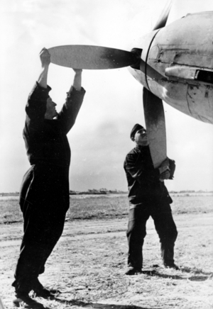 II. WK, Luftwaffe, ground crew on a German fighter, 1940 (photo)