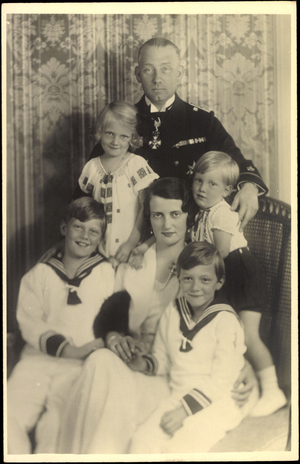 Photo Ak Franz Josef von Hohenzollern, Princess Alix, Children (b/w photo)
