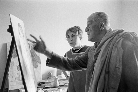Painter Oskar Kokoschka teaching at his summer art class Schule des Sehens in the gothic vaults of the Salzburg Fortress ..., 1959 (photo)