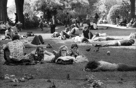 The lawns of the Quai du Vert Galant, during the heatwave, Paris, 1976 (b/w photo)