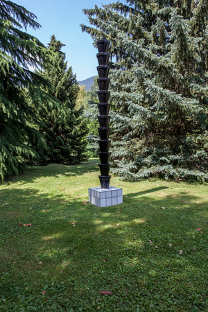 Grande Colonne noire, 1982 (polyester laminate and tiles on concrete)