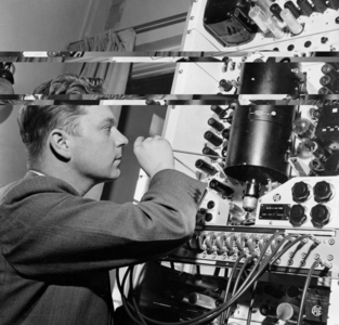 Oslo 19540821. Broadcasting television trials are lining towards the end of the …, 1954 (photo)