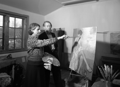 19530606. Composer Harald Sæverud in his home on "Siljustøl". Here we see him with his wife …, 1953 (photo)