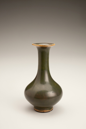 Tea-green vase, 1700s (porcelain with overglaze enamel)