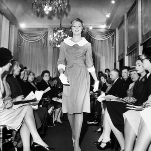 Debutante model Colette Escarra wearing Bergotte dress (navy pole-foot spring dress with white collar and cuffs) from the theme A l'Ombre des Jeunes Filles en Fleurs spring summer 1959 fashion collection by Virginie, January 24, 1959 (photo)