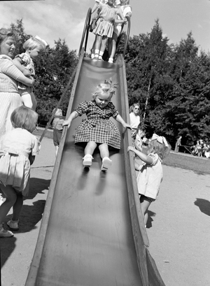Oslo June 1949 summer picture. Children playing in the play equipment in the Frogner Park …, 1949 (photo)