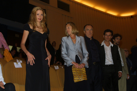 Venice, 58. International Film Festival, 'The Triumph Of Love', the Actress Mira Sorvino With the Director Clare Peploe, Bernardo Bertolucci, the Actors Jay Rodan and Ignazio Oliva, 2001 (photo)
