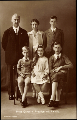 Ak Prince Oskar of Prussia with family, sons and daughter (b/w photo)
