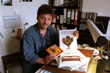 Children's book author Nikolaus Heidelbach in Cologne..., 2000 (photo)