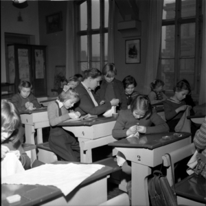 Oslo February 1955. Ruseløkka school. Handicraft, stitch in a school class: pure …, 1955 (photo)