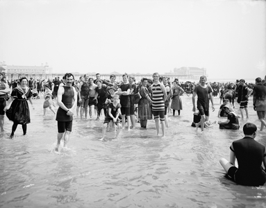 Beach Crowd, Atlantic City, New Jersey, USA, Detroit Publishing Company, 1900 (b/w photo)