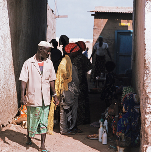 Men and women struggle for passage in the streets of Djibouti 2008 (photo)