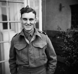 Lieutenant Geoffrey Hird, 3rd County of London Yeomanry (Sharpshooters), 1944 circa (b/w photo)