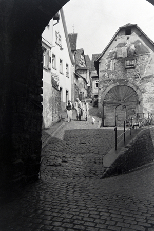 An excursion to Hirschhorn next to the Neckar, Germany 1930s (b/w photo)