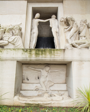 Monument aux morts.  Cimetiere du Pere Lachaise, Paris, 2016 (photographie)
