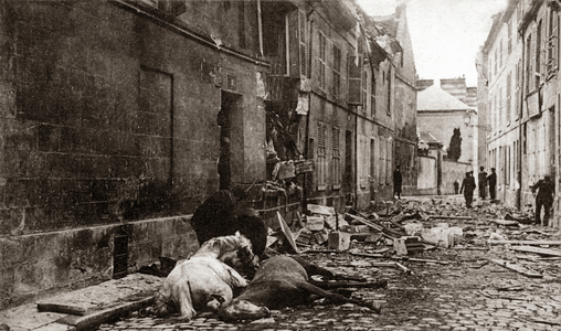 Rue des Framboisiers, in Soissons, after a bombing, 1914 (postcard)
