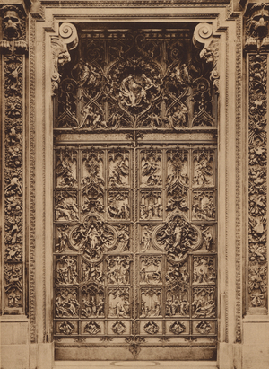 Duomo di Milano: Portale centrale in bronzo (b/w photo)